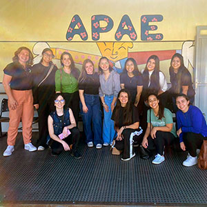 Alunos de Fisioterapia do IIES realizam visita técnica à APAE